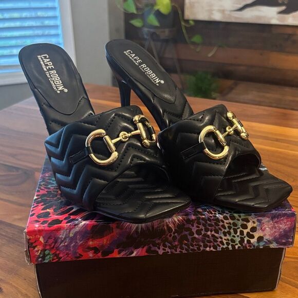 NIB New Cape Robin Black Minka Quilted 3” Heel Pump W/ Gold Tone Detail Size 10 - Picture 1 of 9